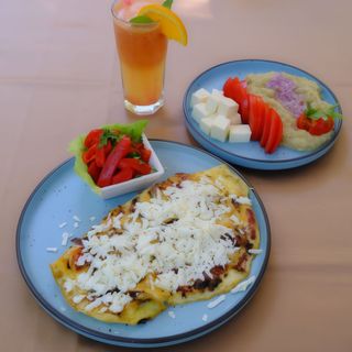 Omletă cu bacon și cașcaval cu lipie