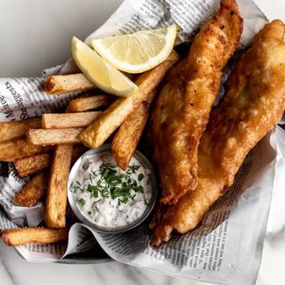 Fish (salau) and chips (cartofi prajiti) serviti cu sos tartar