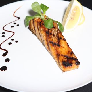 Somon la gratar cu lamaie si sos de iaurt cu usturoi