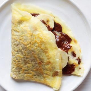 Clatite cu banane si sos de ciocolata