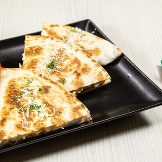 Quesadilla cu sunca , cascaval si ou