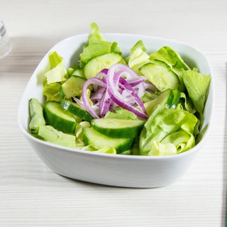 Salată verde cu ceapa rosie si castraveti