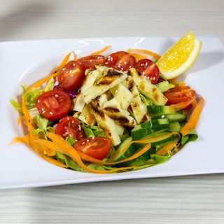 Salată Halloumi