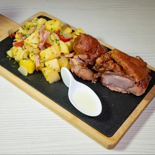 Ciolan de porc dezosat la cuptor, cartofi taranesti, usturoi si verdeata