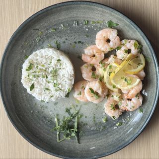 Creveti in sos de vin cu usturoi