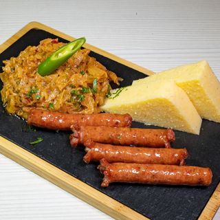 Varza calita cu carnati si mamaliguta