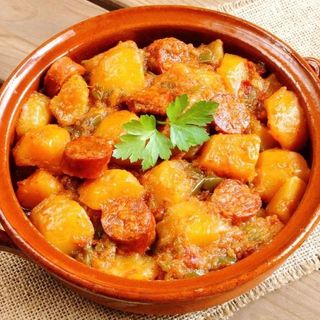 Tocanita de cartofi cu carnaciori si salata de muraturi