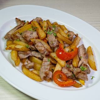 Ceafa de porc la tigaie cu cartofi prajiti, usturoi si muraturi