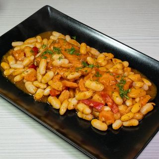 Iahnie de fasole cu ciolan de porc