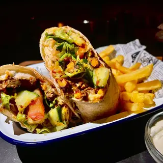 Beef&Hummus Wrap cu garnitură și sos
