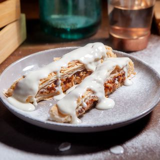 Ștrudel cu mere și sos vanilie