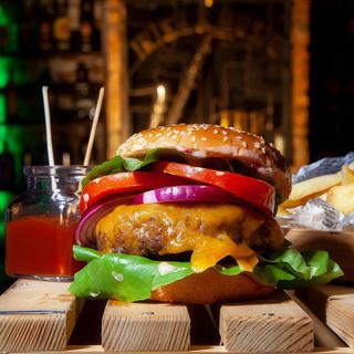 Big Fat Classic cu garnitură și sos