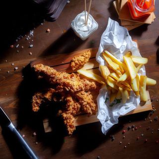 Crochete de pui în bere cu garnitură și sos