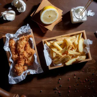 Fish & chips cu garnitură și sos
