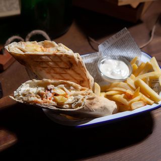 O'Chick cu garnitură și sos