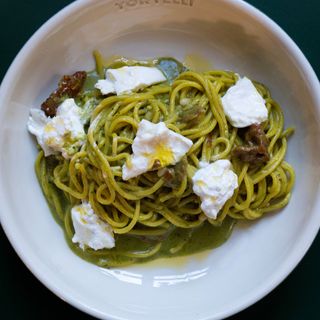 Spaghetti al pesto e bufala
