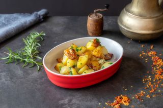 Cartofi zdrobiți la cuptor cu aromă de usturoi si pătrunjel