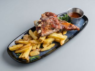 Coaste de porc cu cartofi si sos Bbq