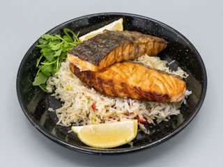 Somon grill cu orez cu legume