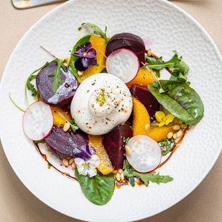 Burata con barbabietola rossa marinata