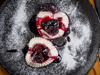 Panna cotta cu sos de mure