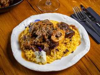 Ossobuco milanez pe pat de risotto milanez