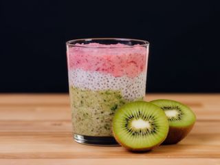 Málnás kiwis chia puding/Budincă de chia cu lapte de cocos și kiwi