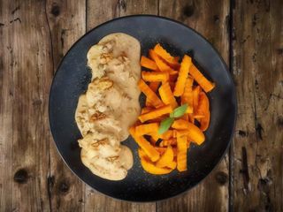 Sertésszűz sajtos diómártással és édesburgonyával 450g