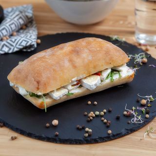 Sandwich cu brânză camembert și roșii uscate