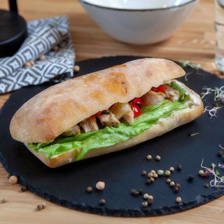 Sandwich cu pui și salsa de ananas