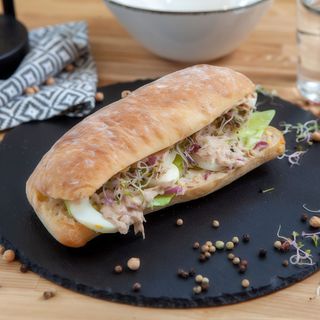  Tonhalas szendvics búzacsírával	/ Sandwich ton cu germeni de grau