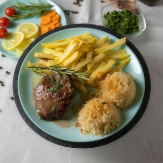 Muşchi de vită la grătar cu garnitură mixtă