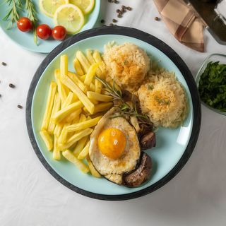 Marhabélszín Holstein módra/Friptură de văcuţă „ á la Holstein”