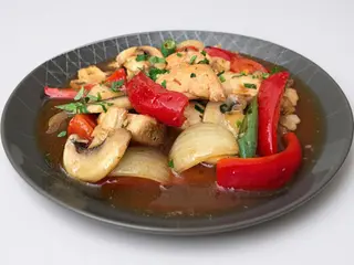 Tigaie picantă de porc cu legume