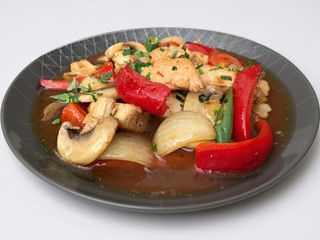 Tigaie picantă de porc cu legume