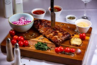 Coaste de porc, cartofi copți și sos de gulaș