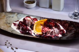 Papanași cu smântână și dulceață