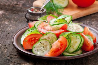 Salata de rosii si castraveti verzi