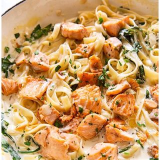 TAGLIATELLE CU SOMON SI SOS ALB