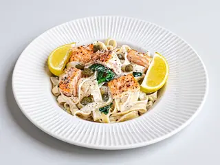 TAGLIATELLE CU SOMON SI SOS ALB 