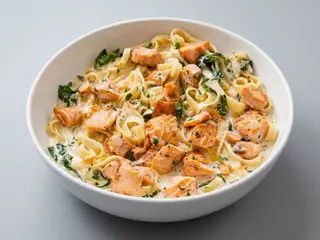 TAGLIATELLE CU SOMON SI SOS ALB 
