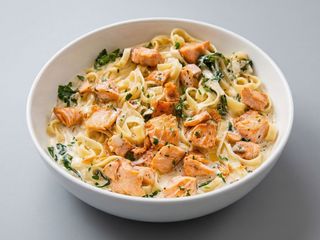 TAGLIATELLE CU SOMON SI SOS ALB 