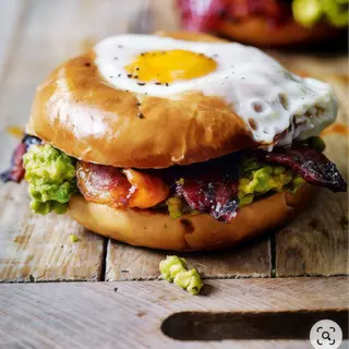 BURGERUL CASEI BY CESAR'S & FRENCH FRIES 