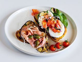 BRUSCHETTE CU CREMA DE BRANZA, ROSII, MOZARELLA, PESTO SI PROSCIUTTO