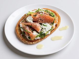 BRUSCHETTE CU CREMA DE BRANZA, PESTO VERDE, SOMON FUMEE