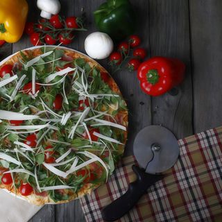 Pizza Rucola mare cu margine king Ø 32cm