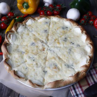 Pizza Quattro Formaggi mare cu margine king Ø 32cm