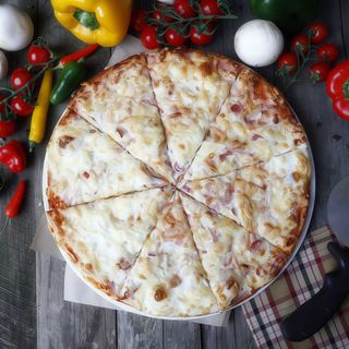 Pizza Carbonara mare cu margine king Ø 32cm