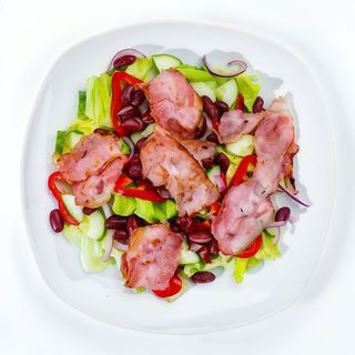 Salată cu fasole roșie și bacon