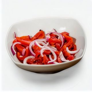 Salată de ardei copți cu ceapă roșie